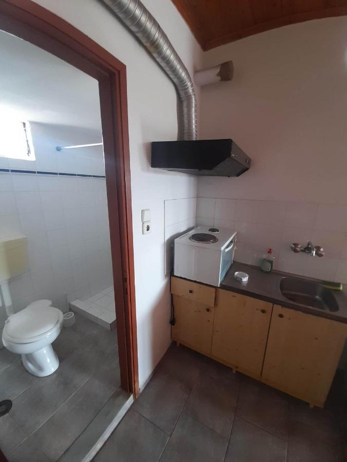 Christina Sunny Rooms Loútsa Exterior foto