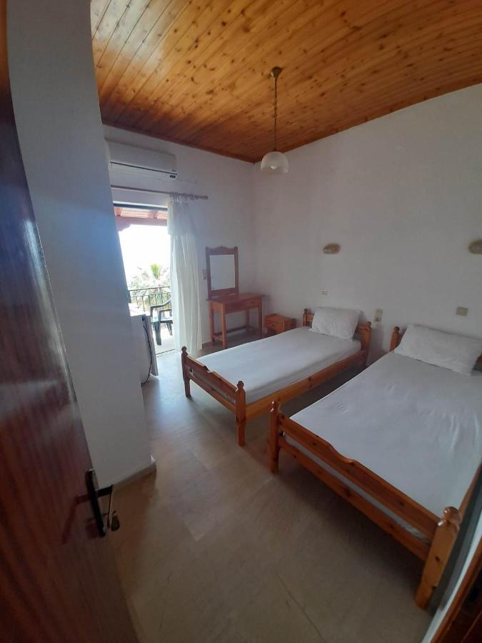 Christina Sunny Rooms Loútsa Exterior foto