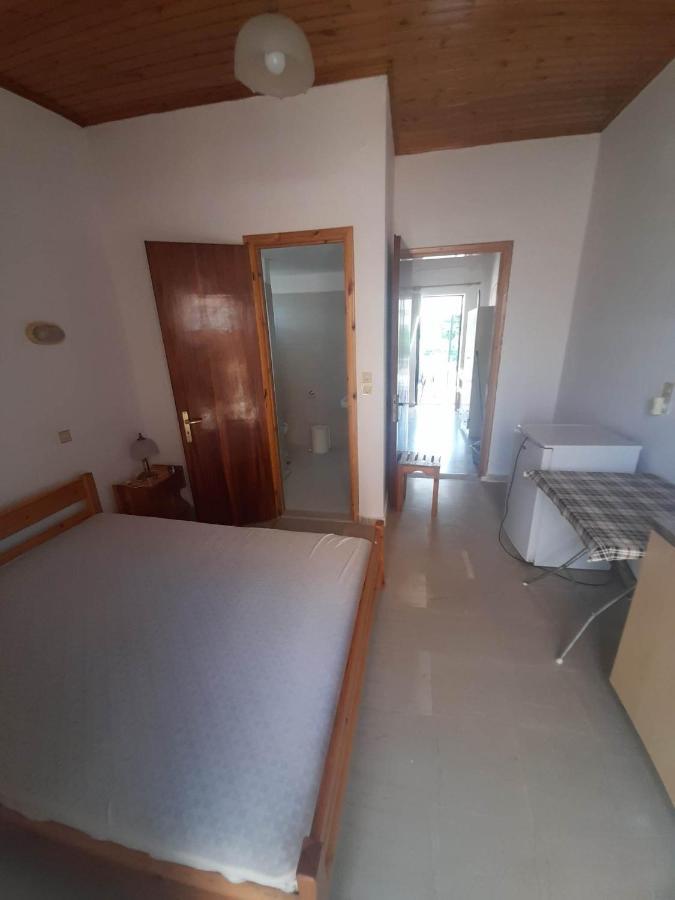 Christina Sunny Rooms Loútsa Exterior foto