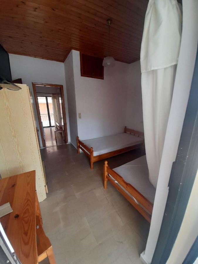 Christina Sunny Rooms Loútsa Exterior foto