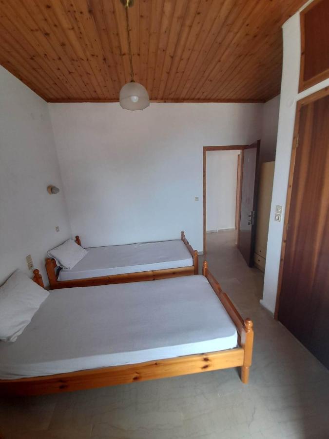 Christina Sunny Rooms Loútsa Exterior foto