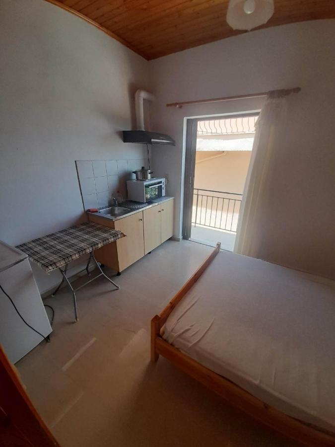 Christina Sunny Rooms Loútsa Exterior foto