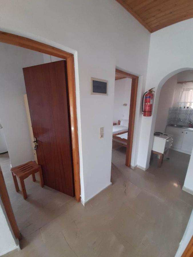 Christina Sunny Rooms Loútsa Exterior foto
