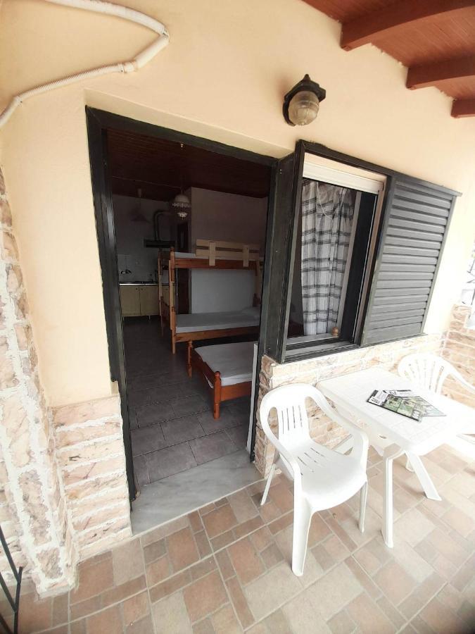 Christina Sunny Rooms Loútsa Exterior foto