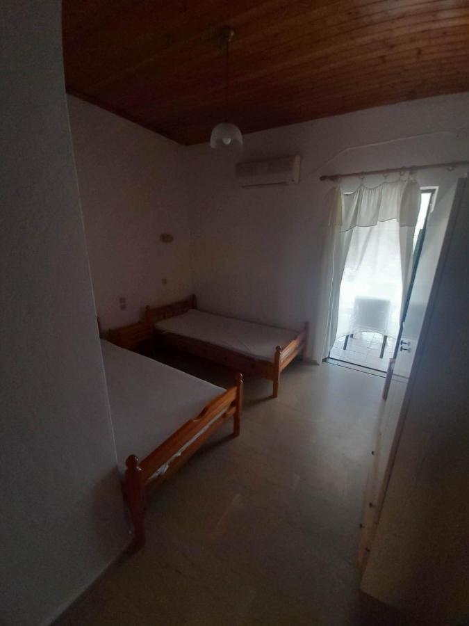 Christina Sunny Rooms Loútsa Exterior foto
